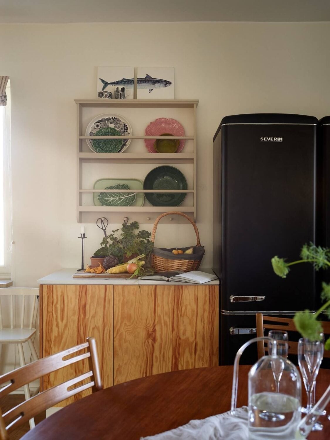 A Midcentury Swedish Apartment with Bold Colors 9 kitchen table