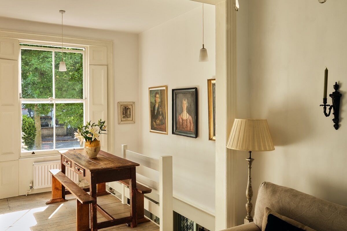 A One-Bedroom Maisonette with a Garden in London 9 kitchen table