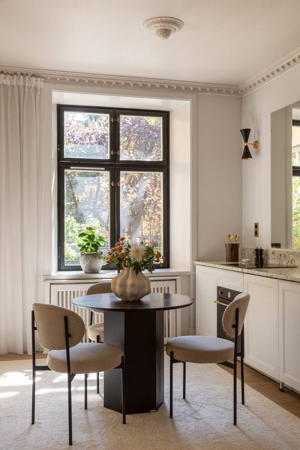 Why Everyone’s Adding Mirrors to Their Kitchens (And You Should Too) 23 kitchen with small round black table nordroom