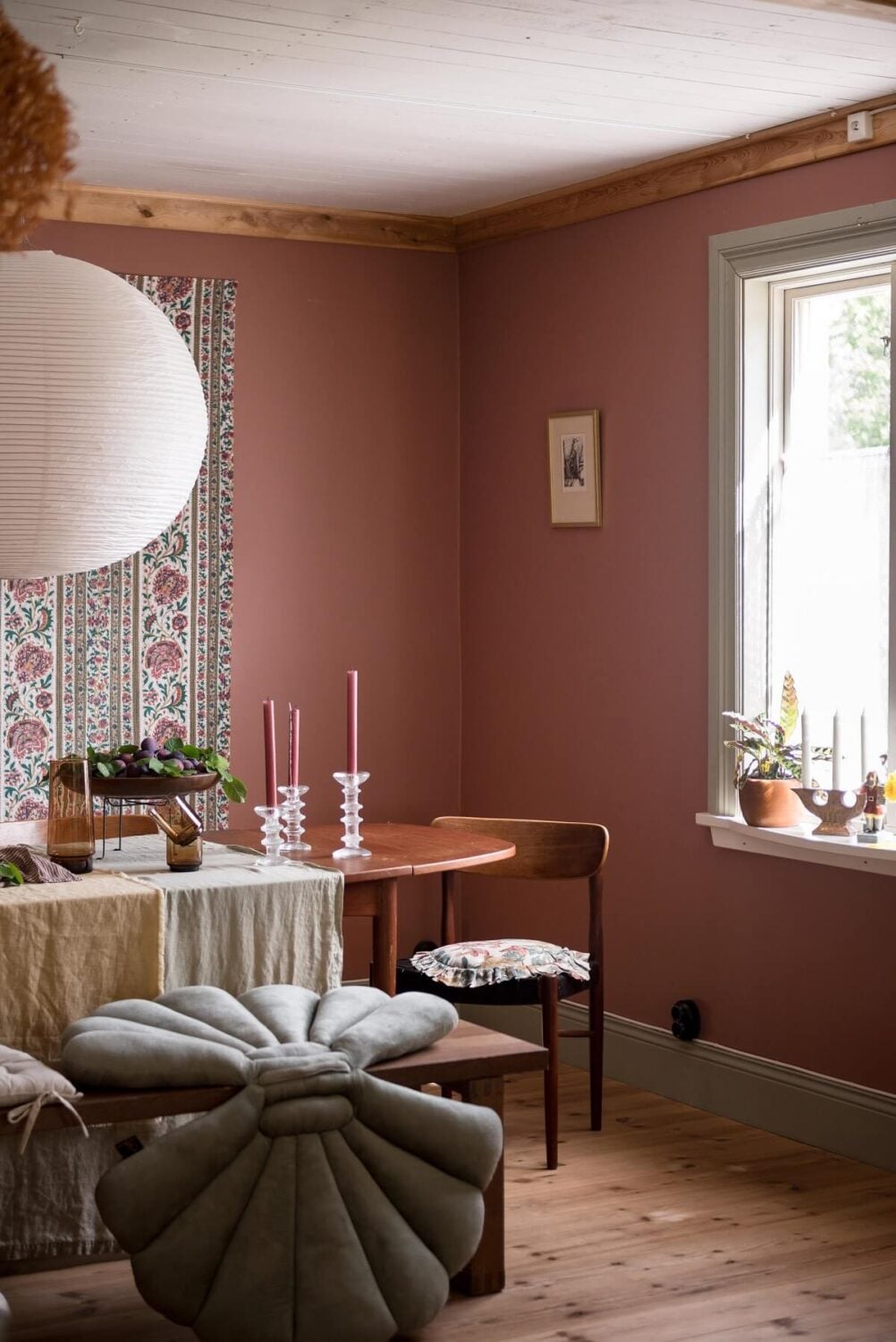 A Charming Country House with a Pink Dining Room and Wallpapers 10 layered textiles pink dining room