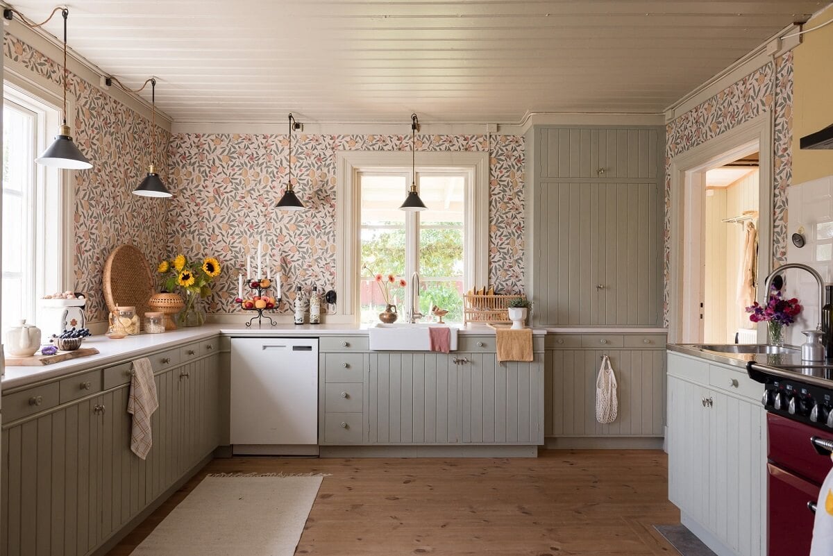 A Charming Country House with a Pink Dining Room and Wallpapers 1 light gray kitchen with lemon wallpaper