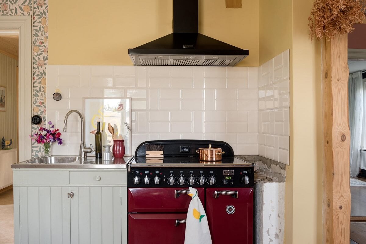 A Charming Country House with a Pink Dining Room and Wallpapers 6 light gray kitchen with pink wall