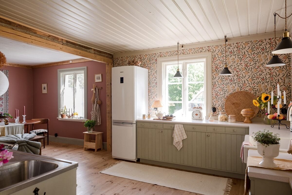 A Charming Country House with a Pink Dining Room and Wallpapers 8 light gray open plan kitchen with lemon wallpaper