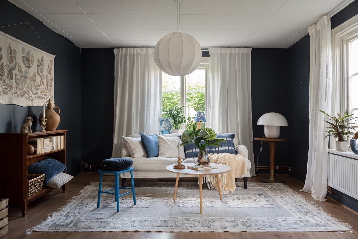 A Charming Country House with a Pink Dining Room and Wallpapers 15 living room dark blue walls