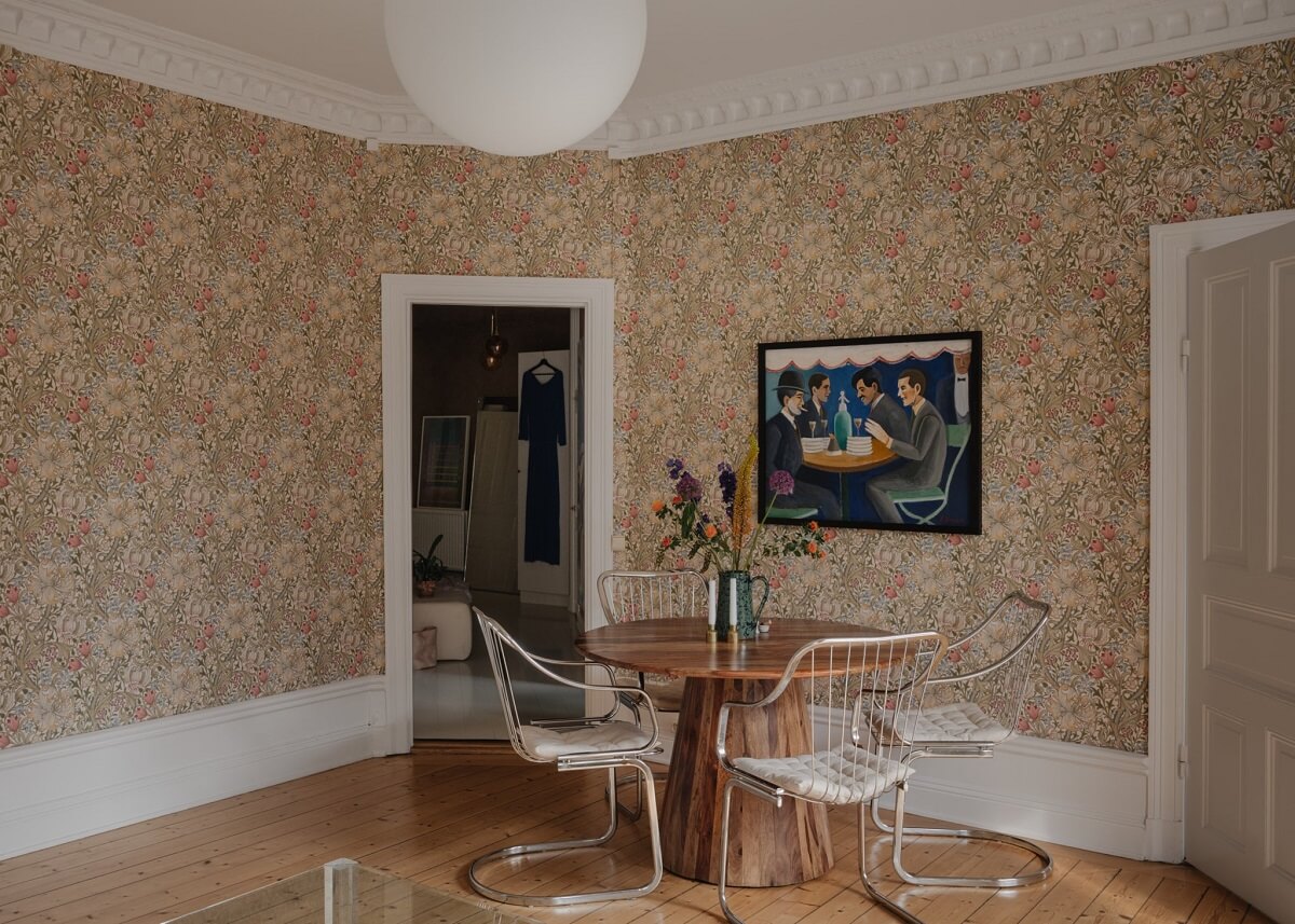 An Apartment with William Morris Wallpaper and a Dull Plum Bedroom 14 living room with round table and wallpaper