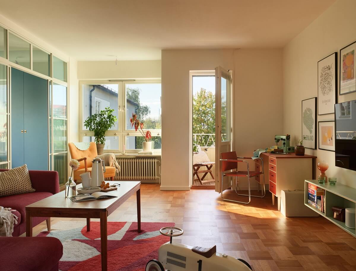 A Midcentury Swedish Apartment with Bold Colors 3 midcentury livng room balcony