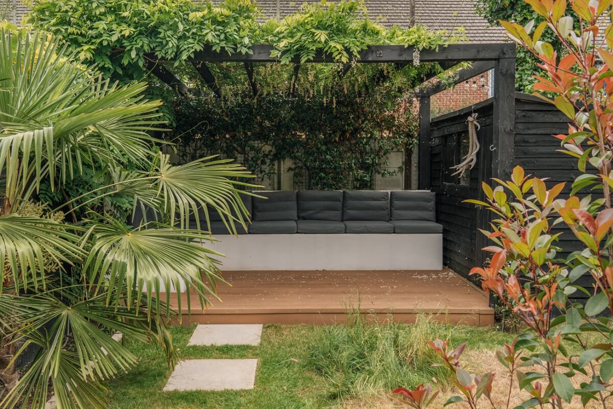 A Dark Blue Living Room in a Historic London Home 21 modern garden design with pergola