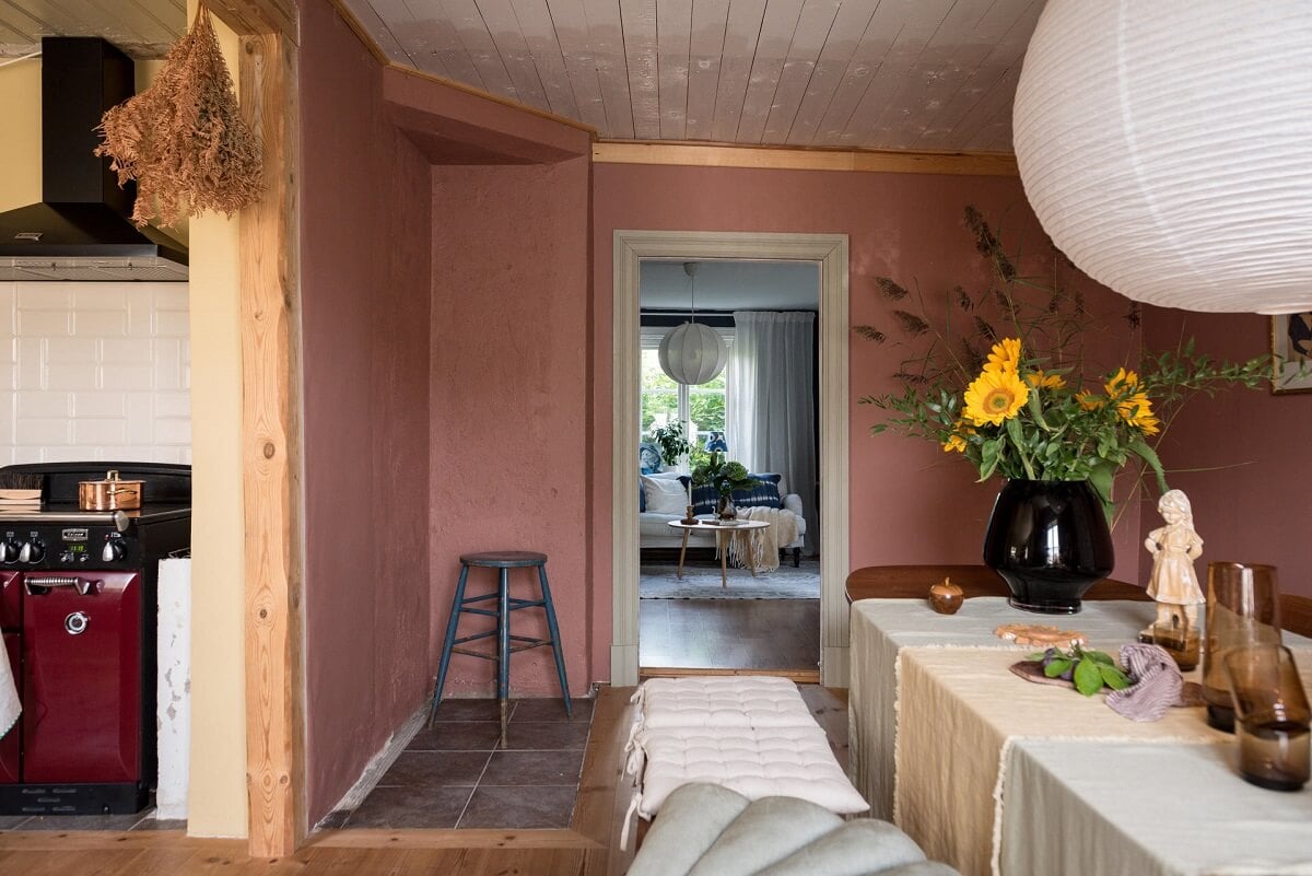 A Charming Country House with a Pink Dining Room and Wallpapers 14 open plan dining room kitchen