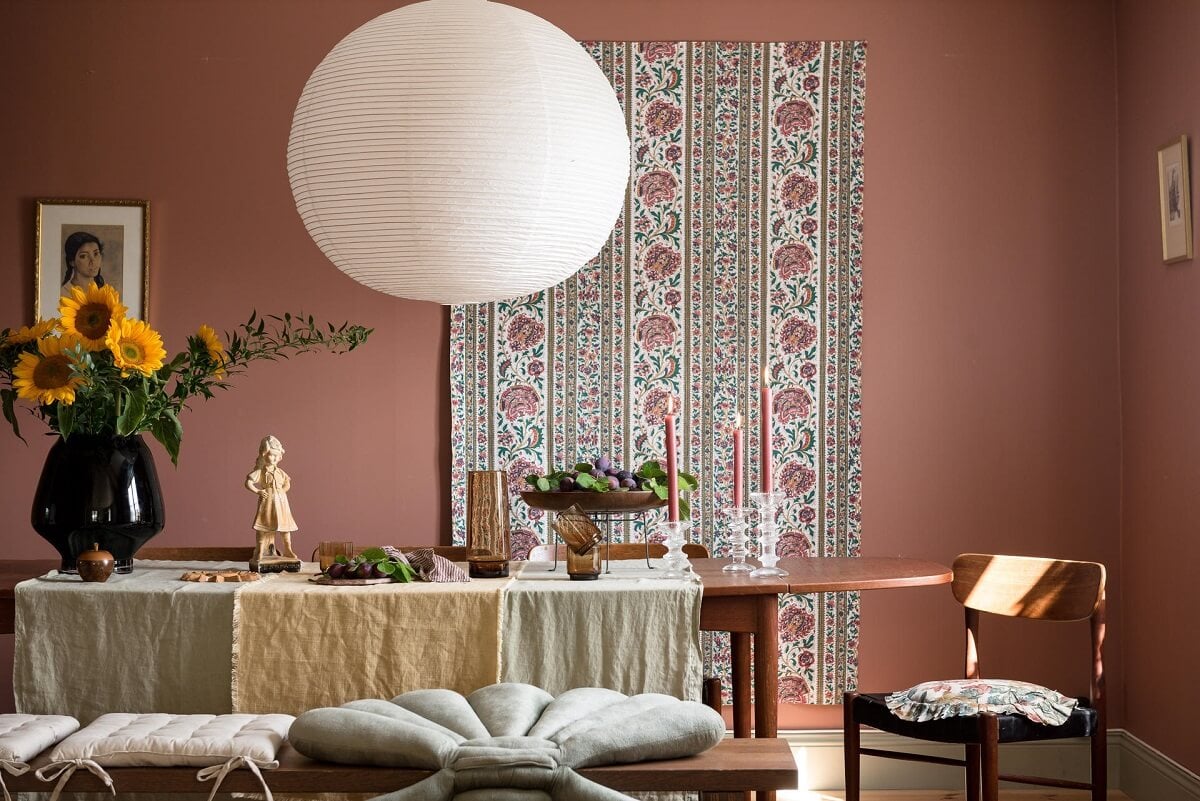 A Charming Country House with a Pink Dining Room and Wallpapers 12 pink dining room detail