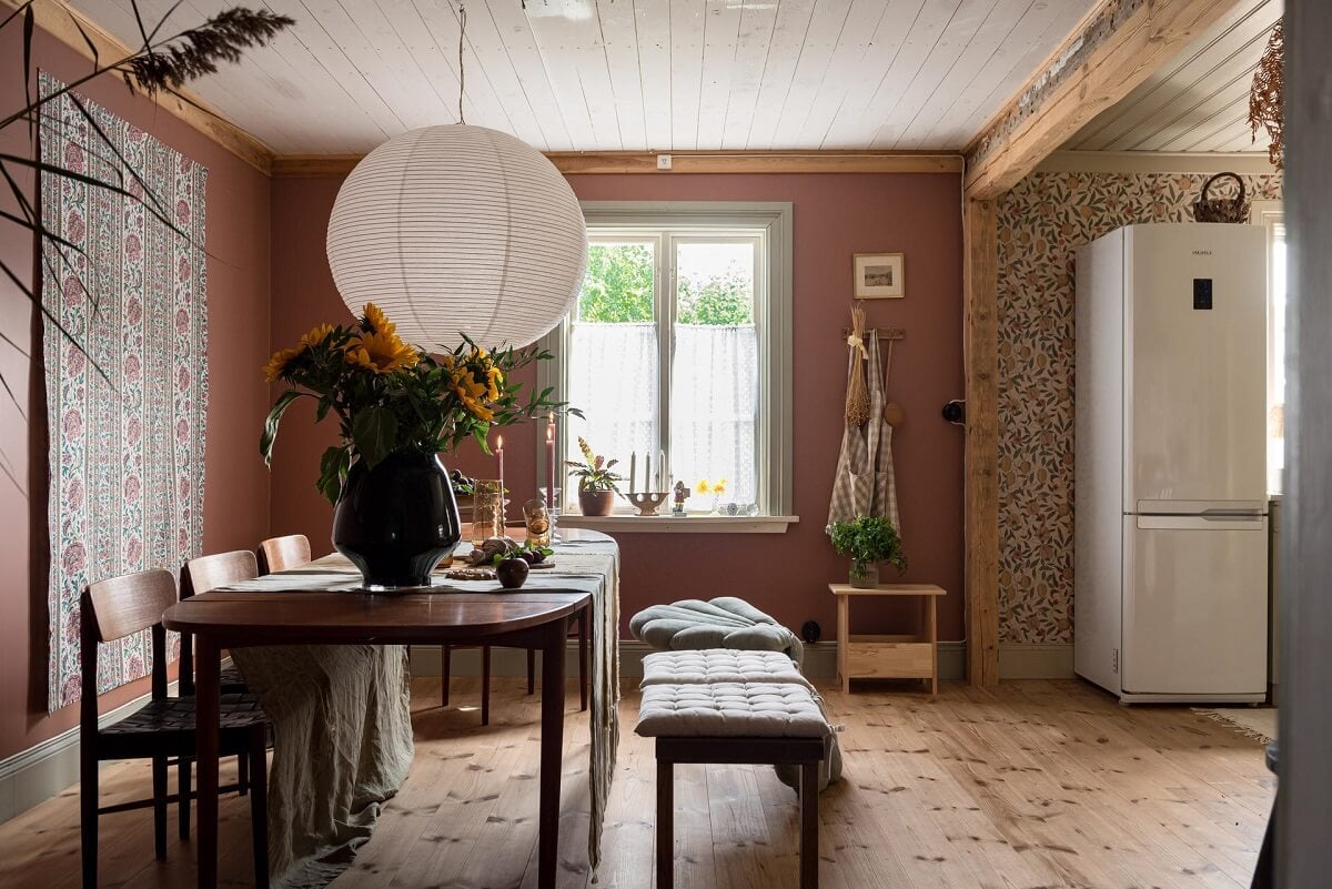 A Charming Country House with a Pink Dining Room and Wallpapers 13 pink dining room