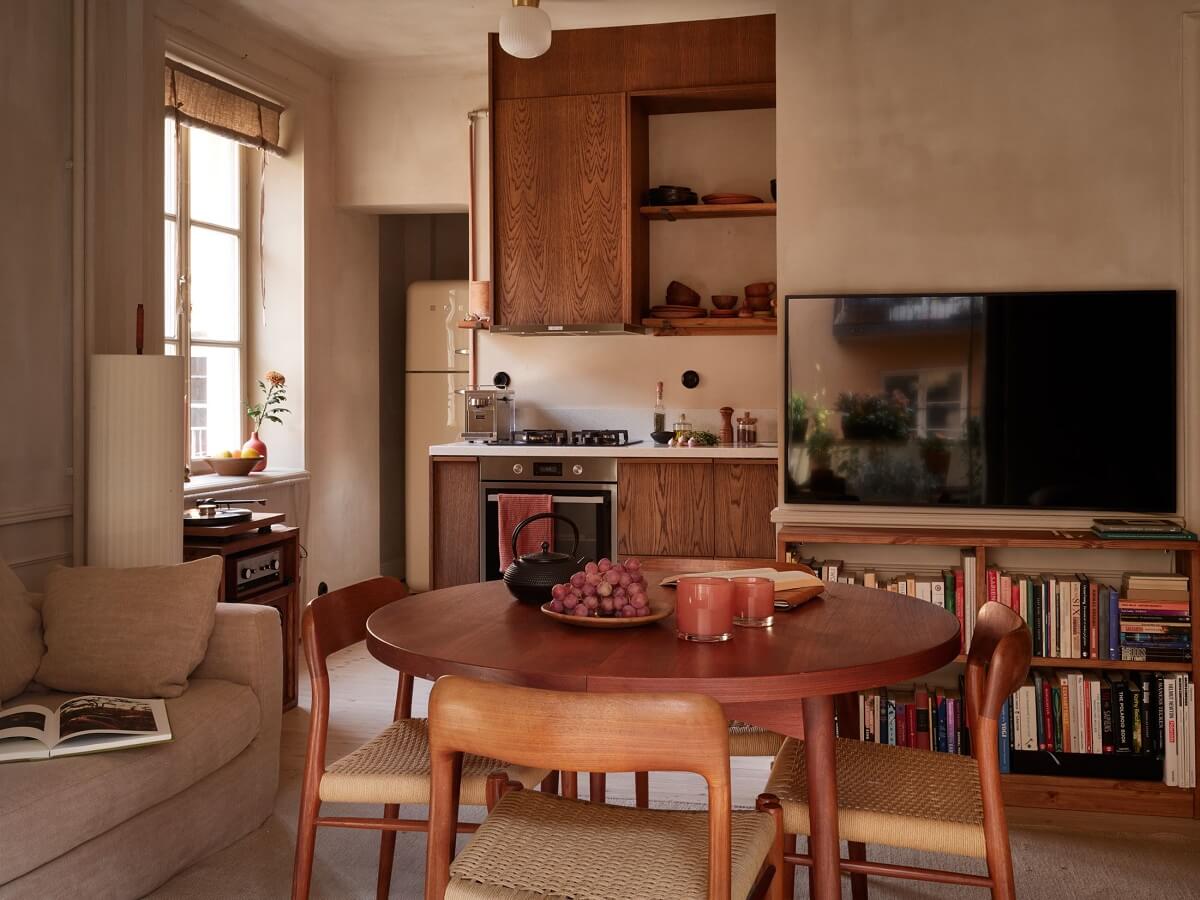 A Studio Apartment with Plaster Walls and a Walnut Kitchen 9 studio apartment with open kitchen with walnut cabinets