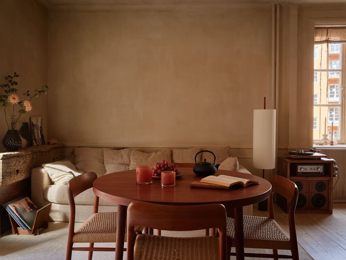 A Studio Apartment with Plaster Walls and a Walnut Kitchen 3 studio apartment with round table and plaster walls