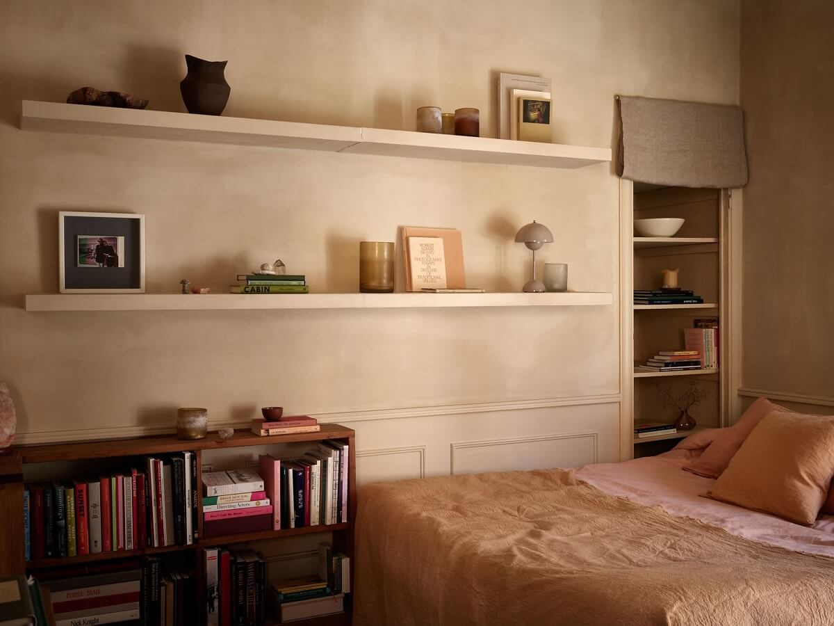 A Studio Apartment with Plaster Walls and a Walnut Kitchen 8 studio apartment with shelves and plaster walls