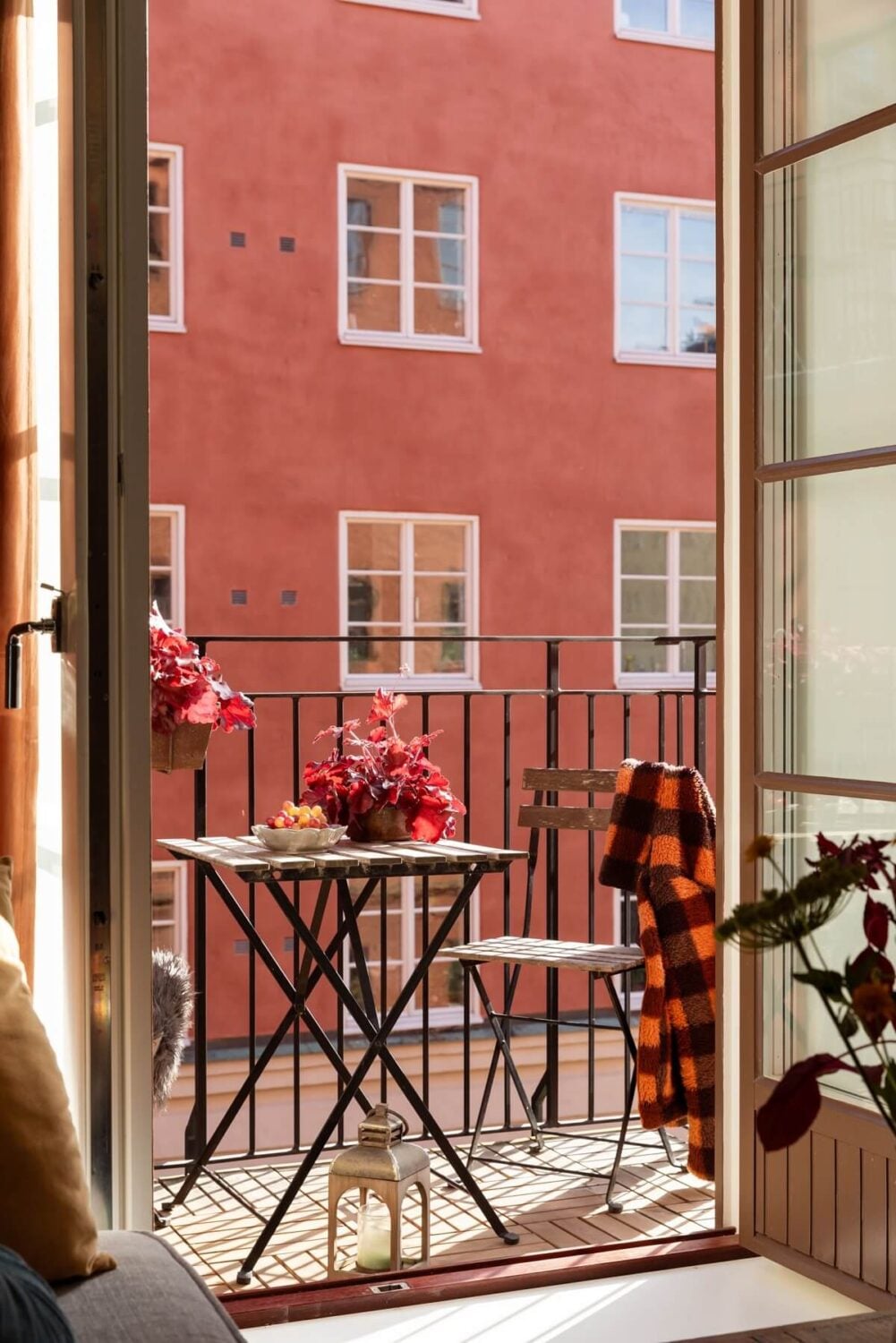 A Stockholm Studio Apartment with Warm Earthy Textiles 6 sunny balcony