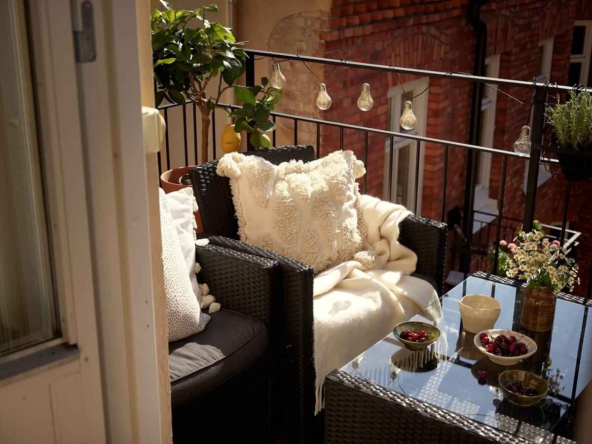 Period Features and Light Colors in a One-Bedroom Apartment 14 balcony