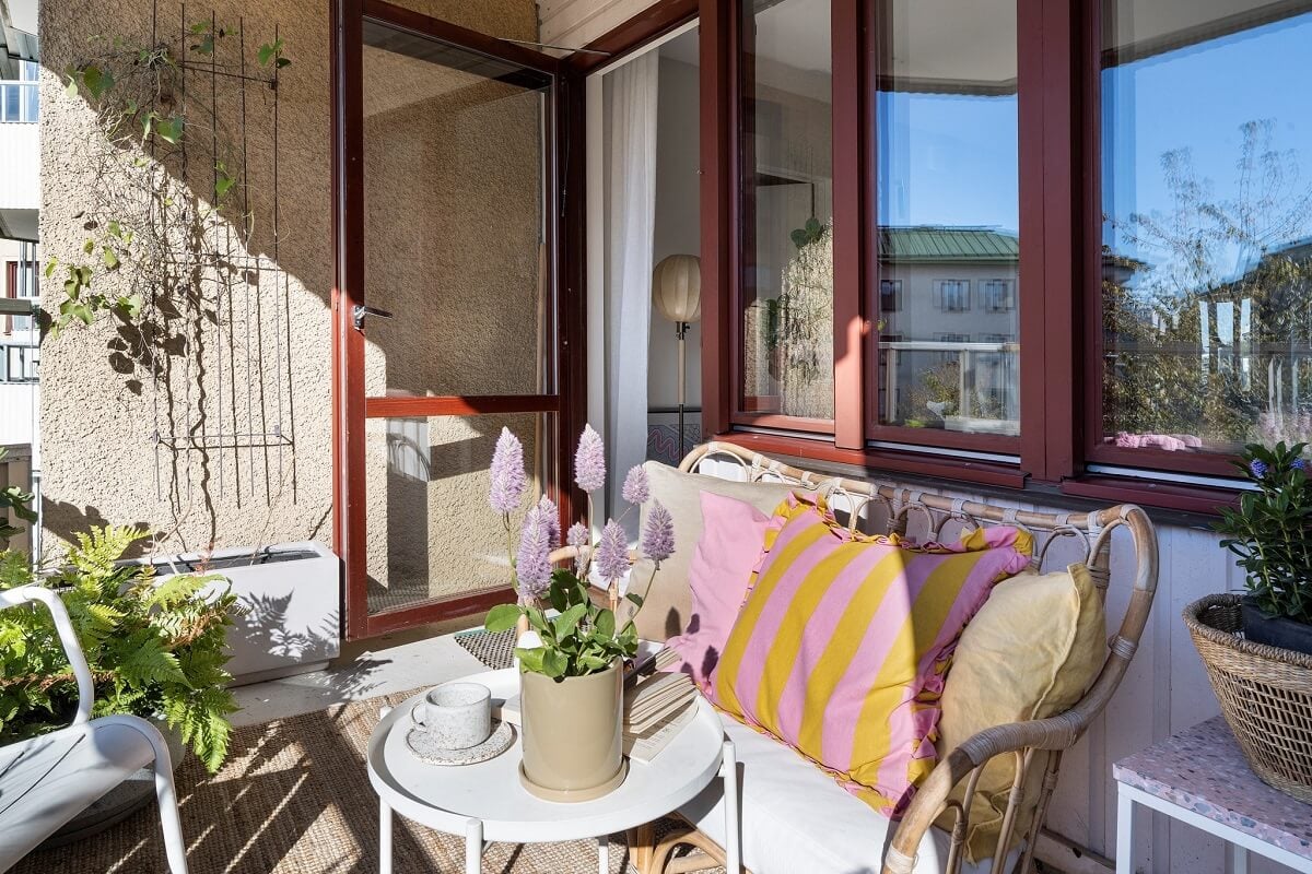 A Light and Modern Stockholm Apartment with Cheerful Color Accents 11 balcony seating