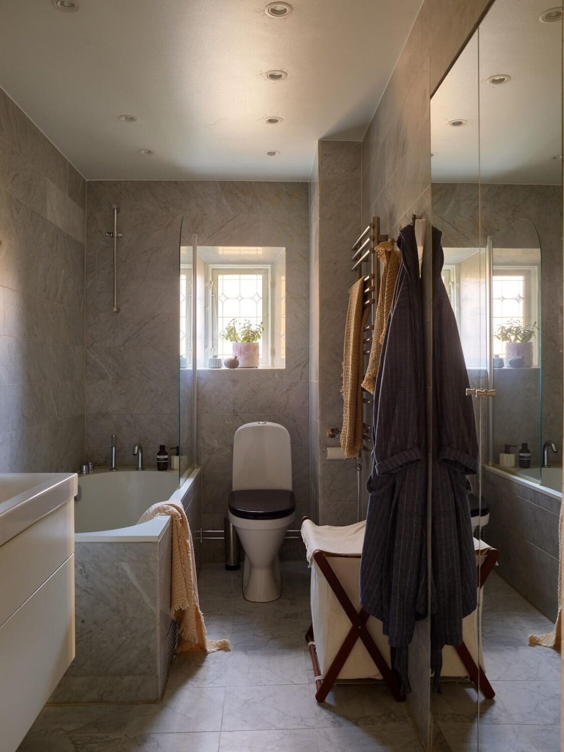 Beautiful Historic Details in a Large and Inviting Family Apartment 26 bathroom