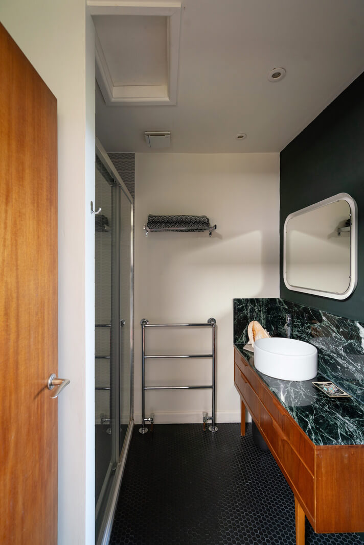 A Beautiful Mid-Century House in London 17 bathroom green marble
