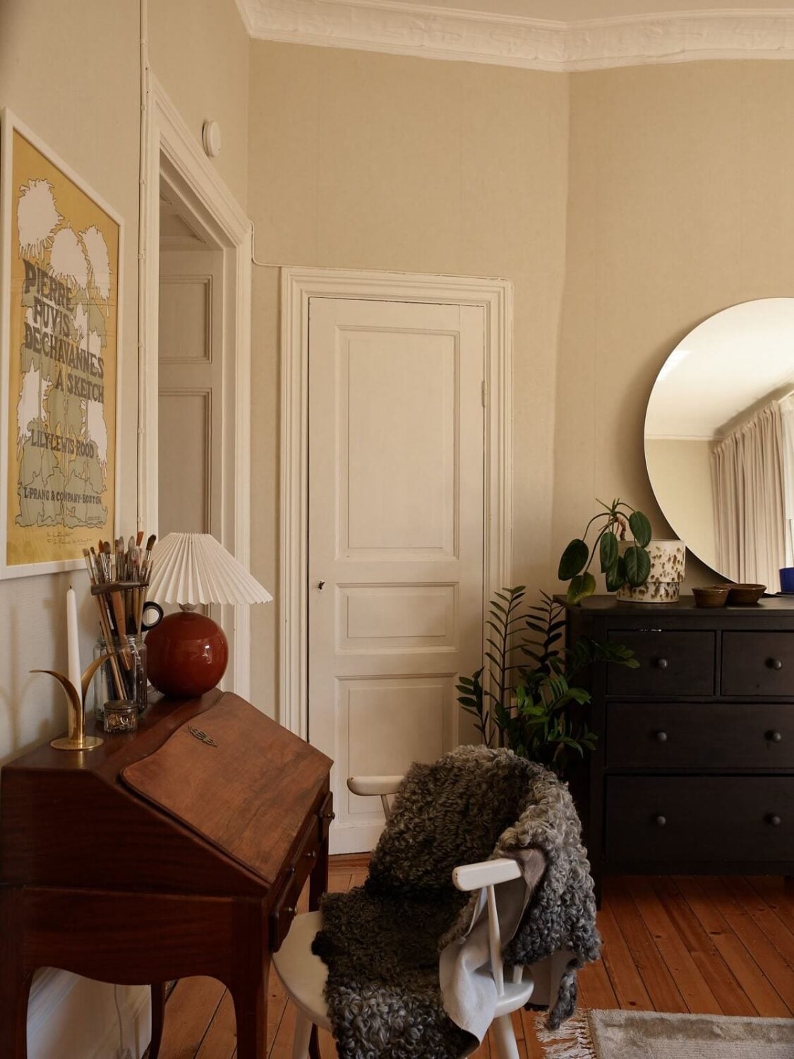 Period Features and Light Colors in a One-Bedroom Apartment 10 bathroom vintage desk