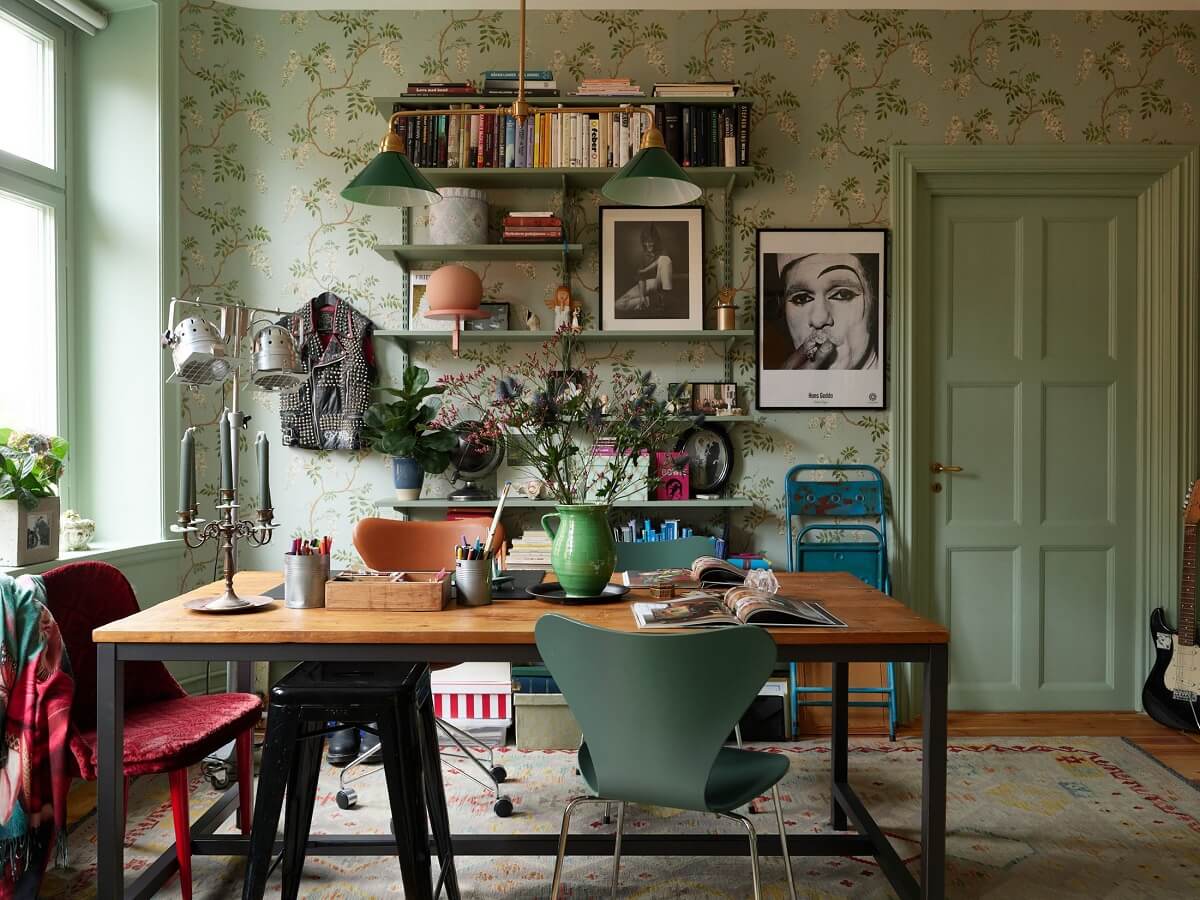 Pink and Green Rooms and Charming Wallpapers in a Family Apartment 21 bay room with wallpaper home office
