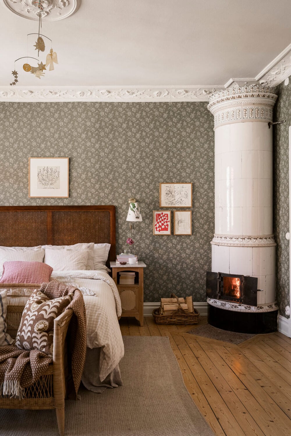Best of 2024: Bedrooms 9 bedroom Hip Rose Boråstapeter wallpaper wooden floor fireplace