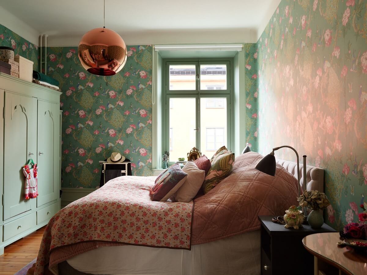 Pink and Green Rooms and Charming Wallpapers in a Family Apartment 28 bedroom Pavona-Vivienne wallpaper from Little Green