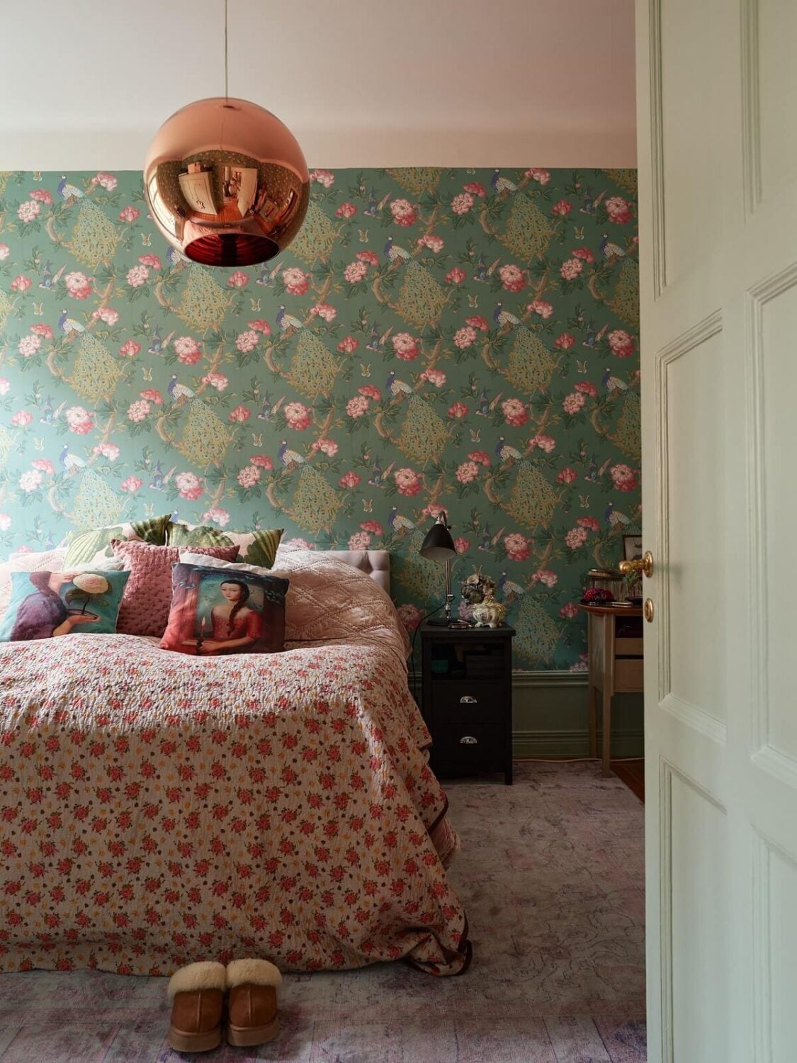 Pink and Green Rooms and Charming Wallpapers in a Family Apartment 27 bedroom little green wallpaper