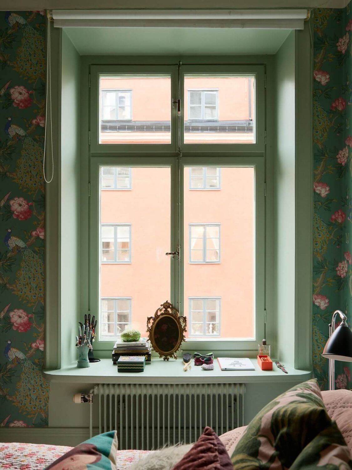 Pink and Green Rooms and Charming Wallpapers in a Family Apartment 29 bedroom window green windowsill