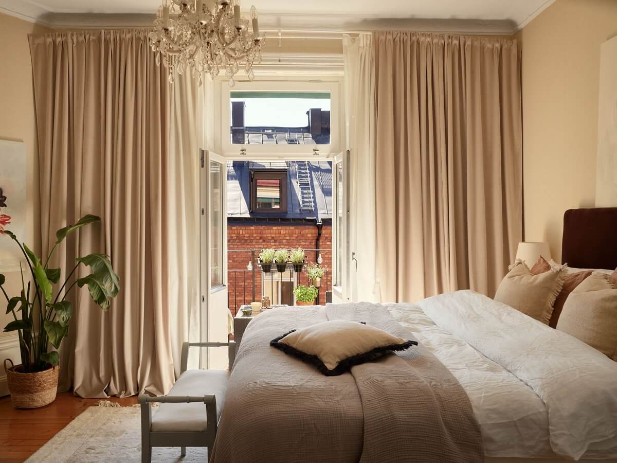 Period Features and Light Colors in a One-Bedroom Apartment 12 bedroom with balcony