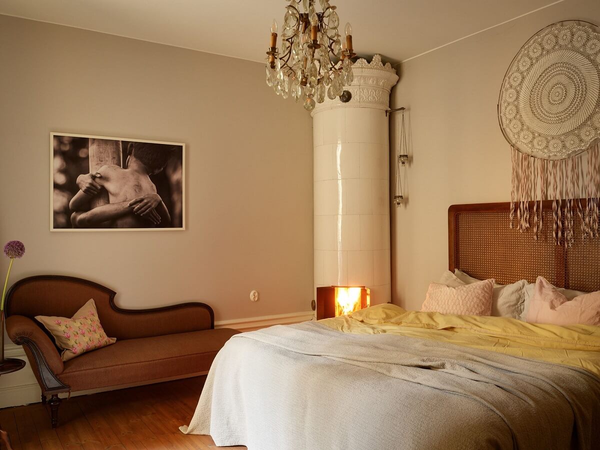 Beautiful Historic Details in a Large and Inviting Family Apartment 22 bedroom with fireplace
