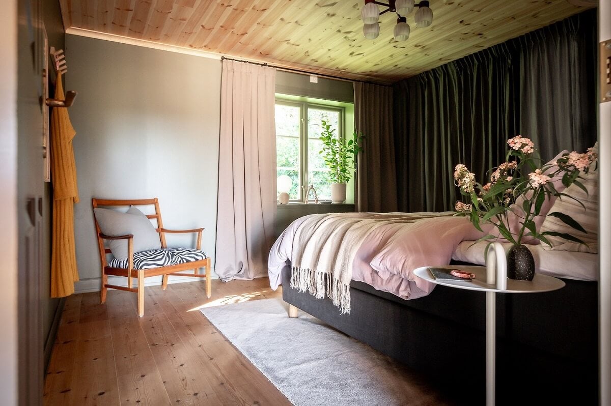 A Warm Scandinavian Log House with a Green Roof 16 bedroom wooden ceiling