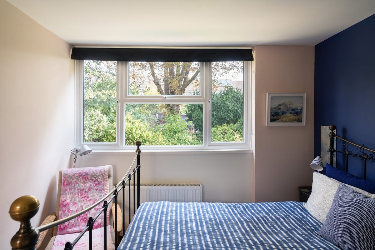 A Beautiful Mid-Century House in London 15 blue bedroom
