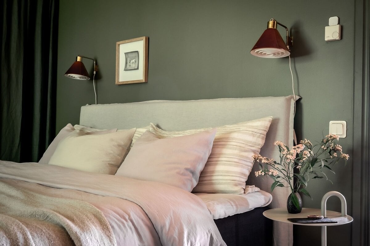 A Warm Scandinavian Log House with a Green Roof 17 blue green bedroom