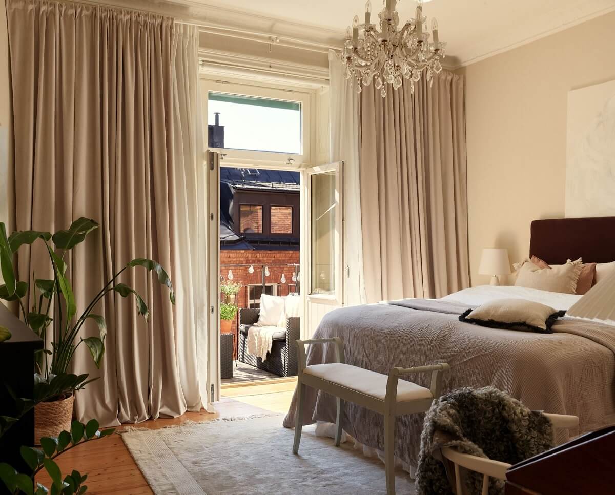 Period Features and Light Colors in a One-Bedroom Apartment 8 charming bedroom with balcony and wooden floor