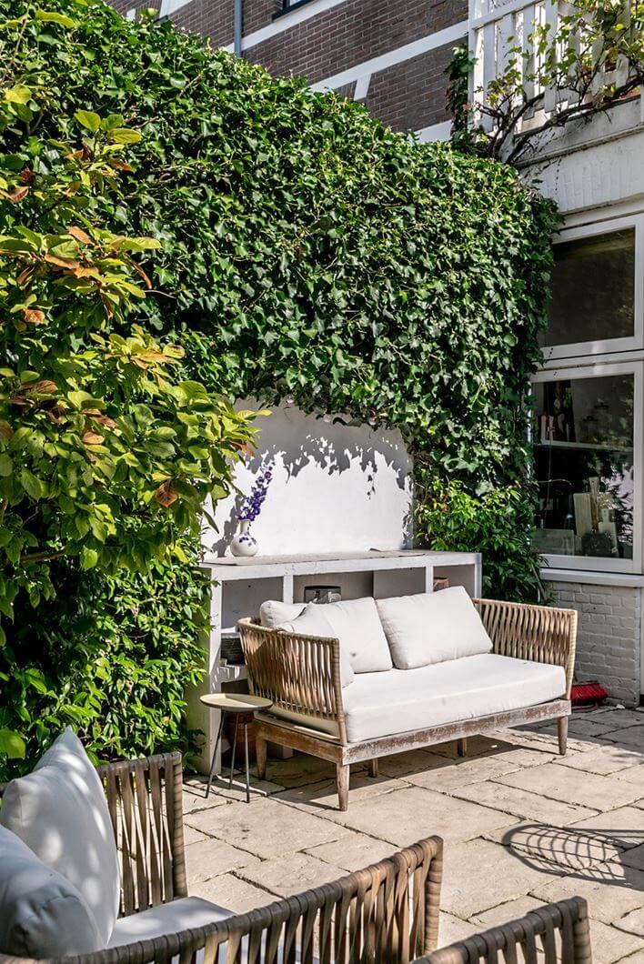 A Beautiful Monumental Villa with Green Color Accents 28 city garden
