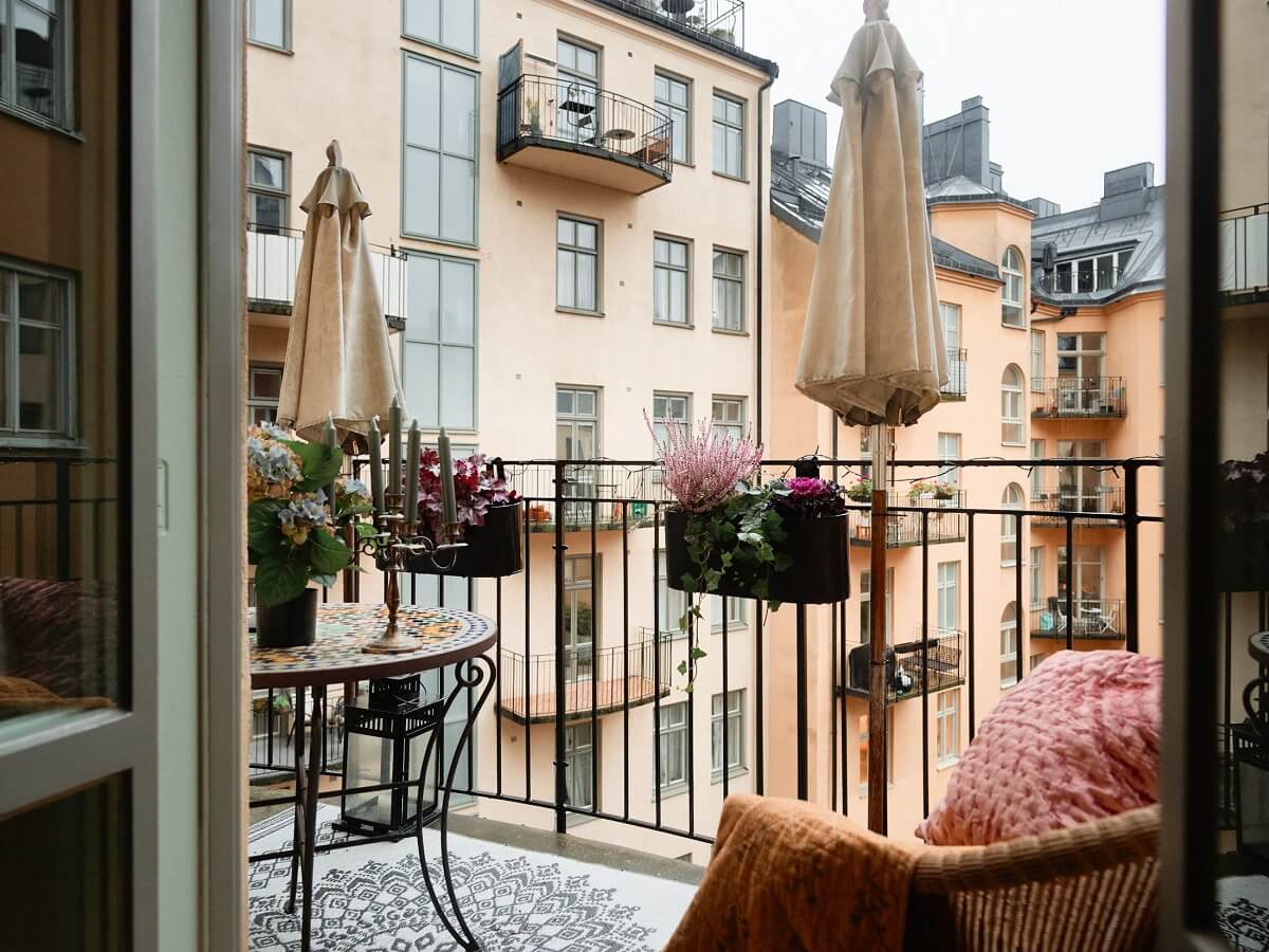 Pink and Green Rooms and Charming Wallpapers in a Family Apartment 10 courtyard balcony