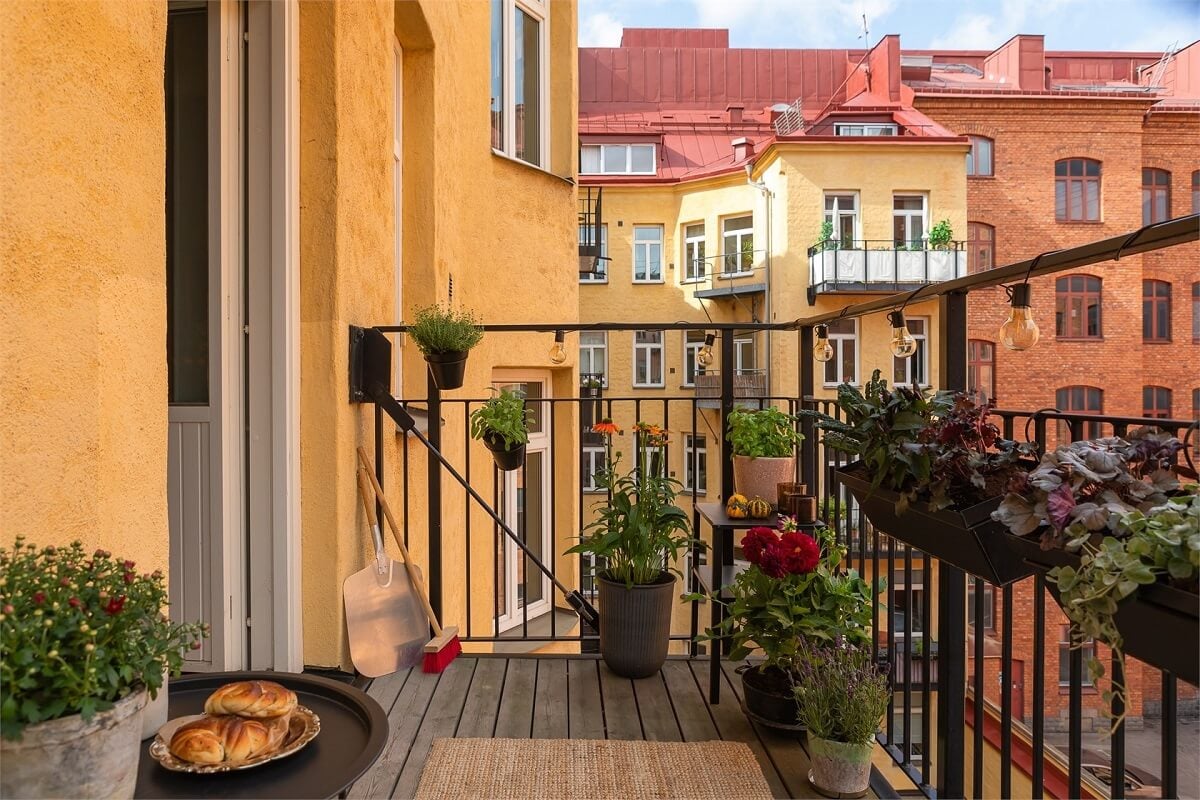 A Turn-of-the-Century Apartment with a Dark Blue Bedroom - Revisited 10 courtyard balcony