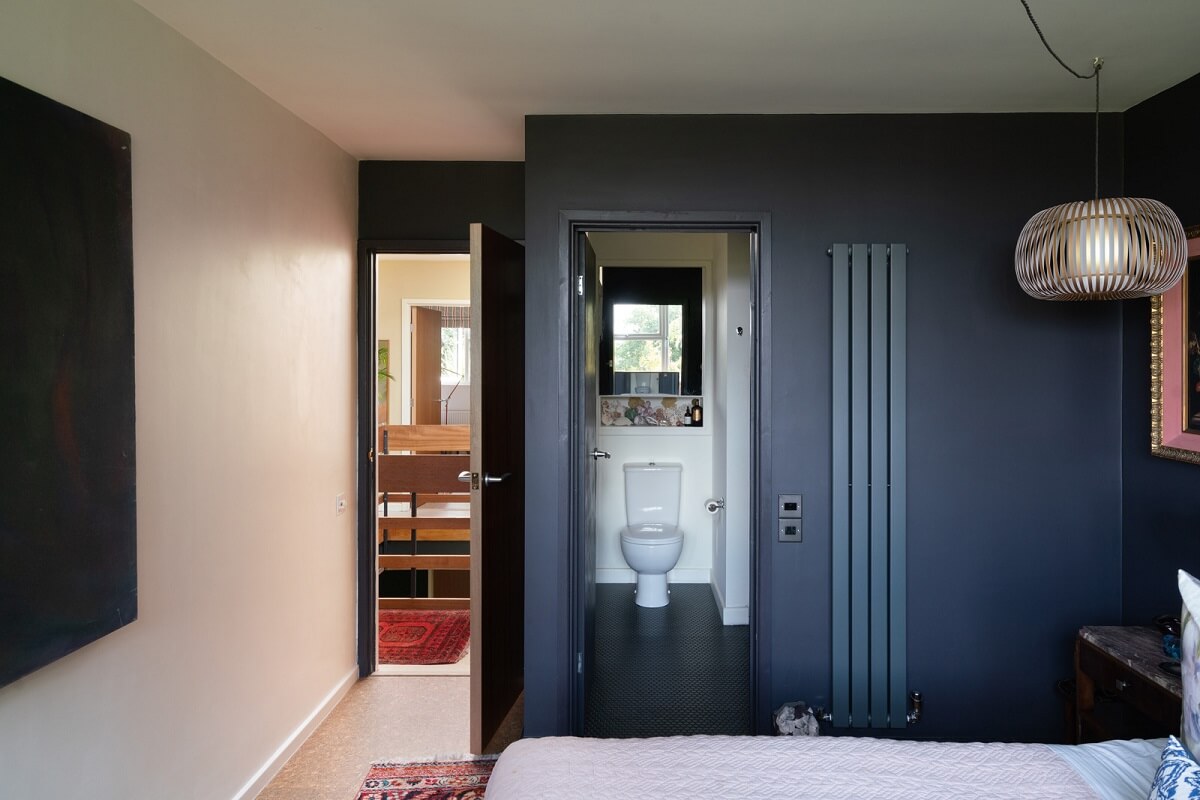 A Beautiful Mid-Century House in London 13 dark blue bedroom en suite