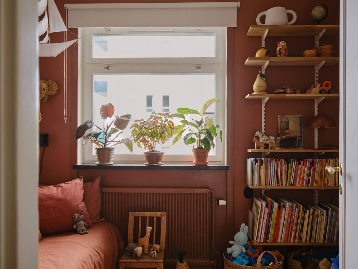 A Beautiful Calm and Natural Apartment with a Green Kitchen 20 dark pink bedroom shelves