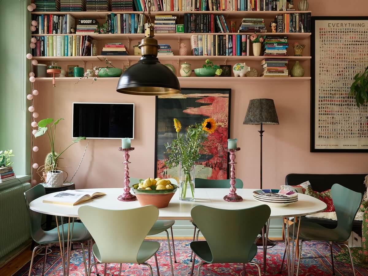 Pink and Green Rooms and Charming Wallpapers in a Family Apartment 8 dining table pink walls with bookshelves