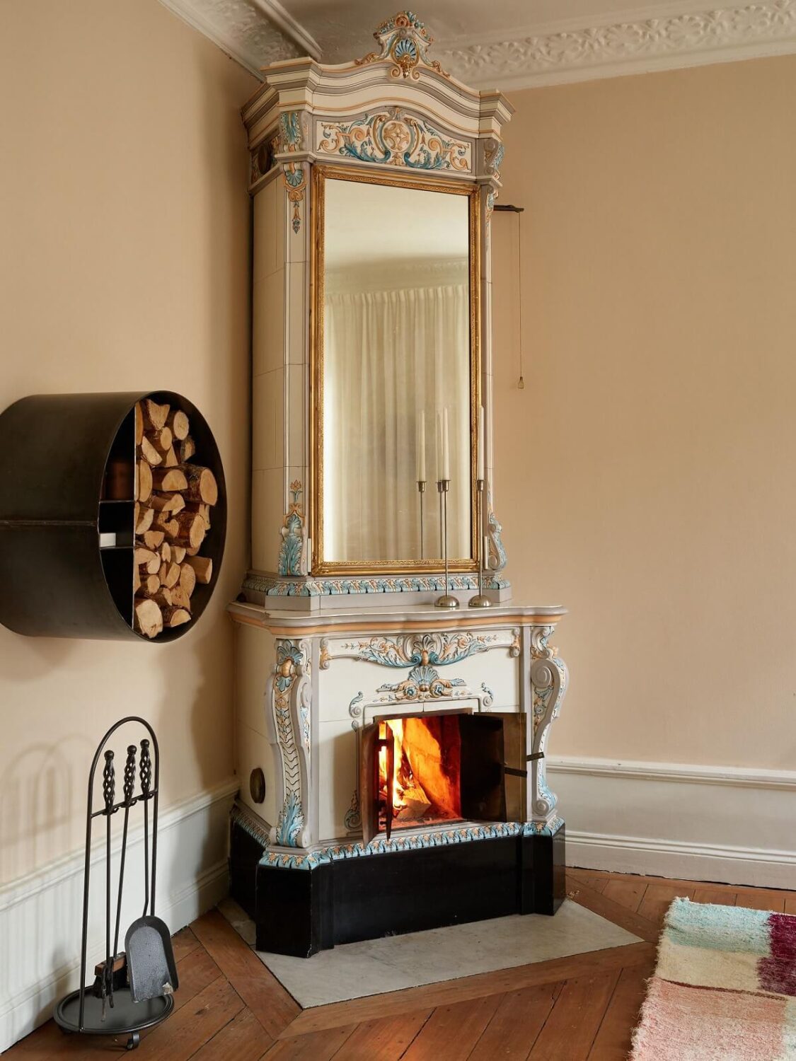 Beautiful Historic Details in a Large and Inviting Family Apartment 4 fireplace with mirror