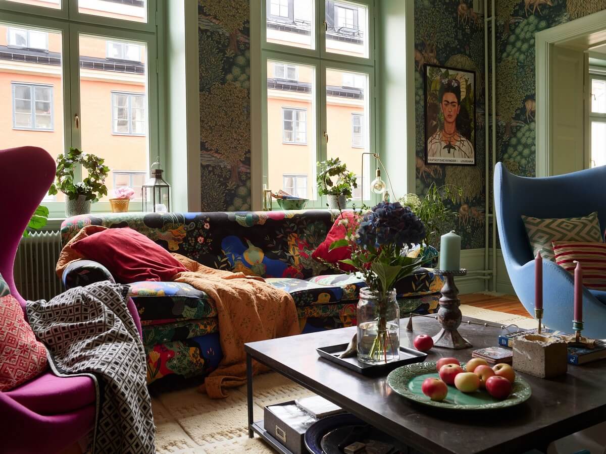 Pink and Green Rooms and Charming Wallpapers in a Family Apartment 15 floral sofa and pink armchair
