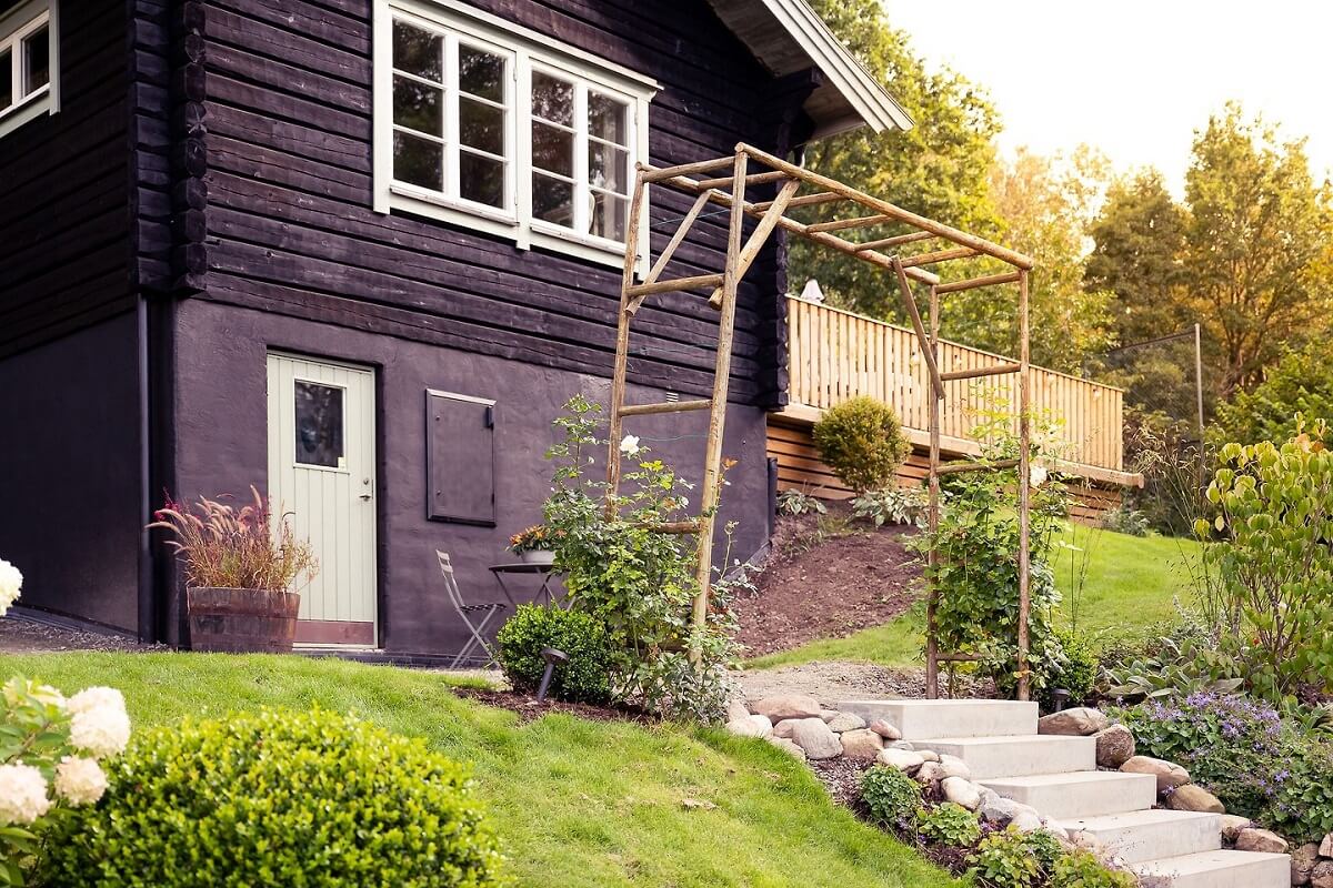 A Warm Scandinavian Log House with a Green Roof 26 garden swedish log house A Warm Scandinavian Log House with a Green Roof