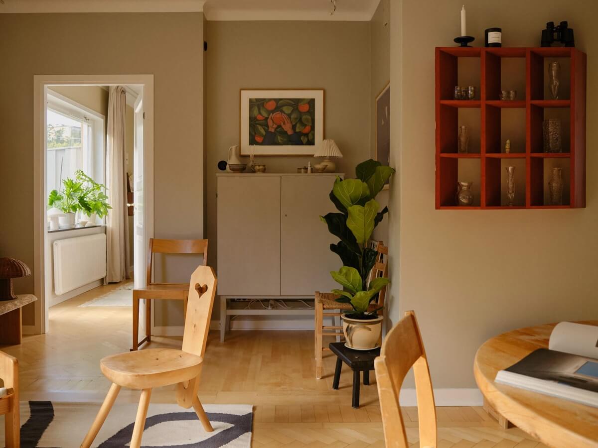 A Beautiful Calm and Natural Apartment with a Green Kitchen 6 gray living room wooden floor