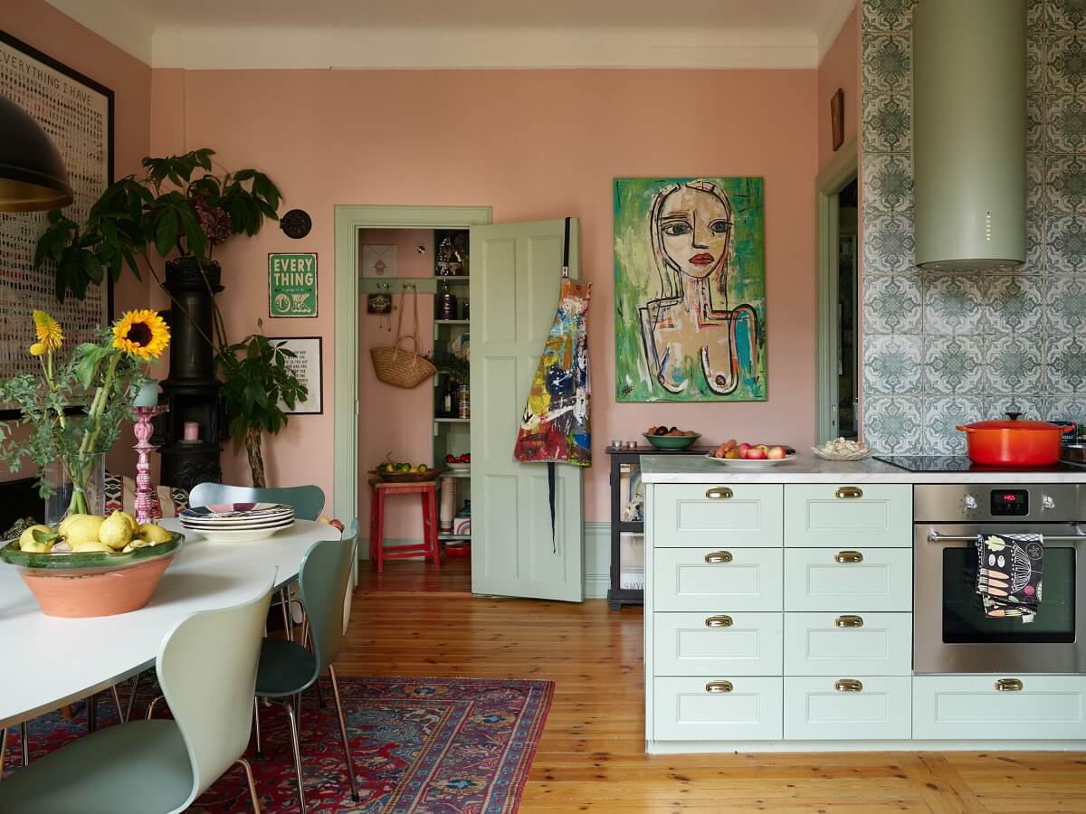 Pink and Green Rooms and Charming Wallpapers in a Family Apartment 6 green and pink kitchen with large table