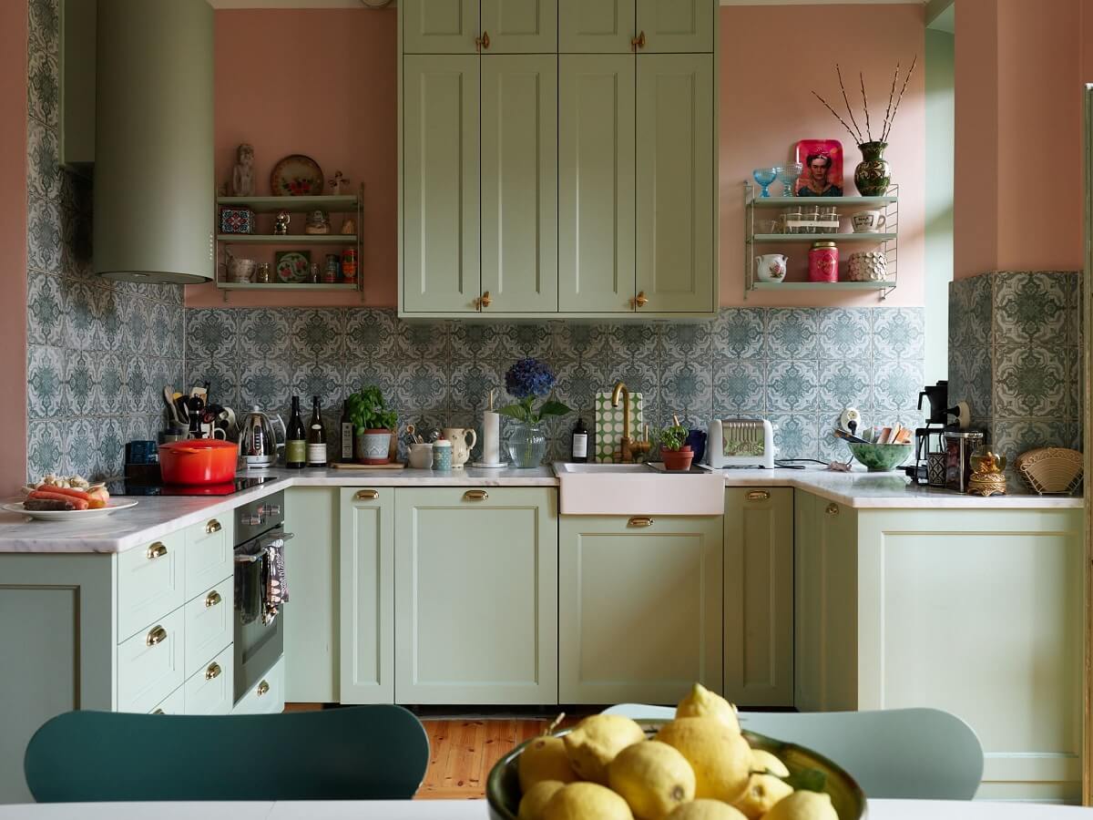 Pink and Green Rooms and Charming Wallpapers in a Family Apartment 5 green and pink kitchen