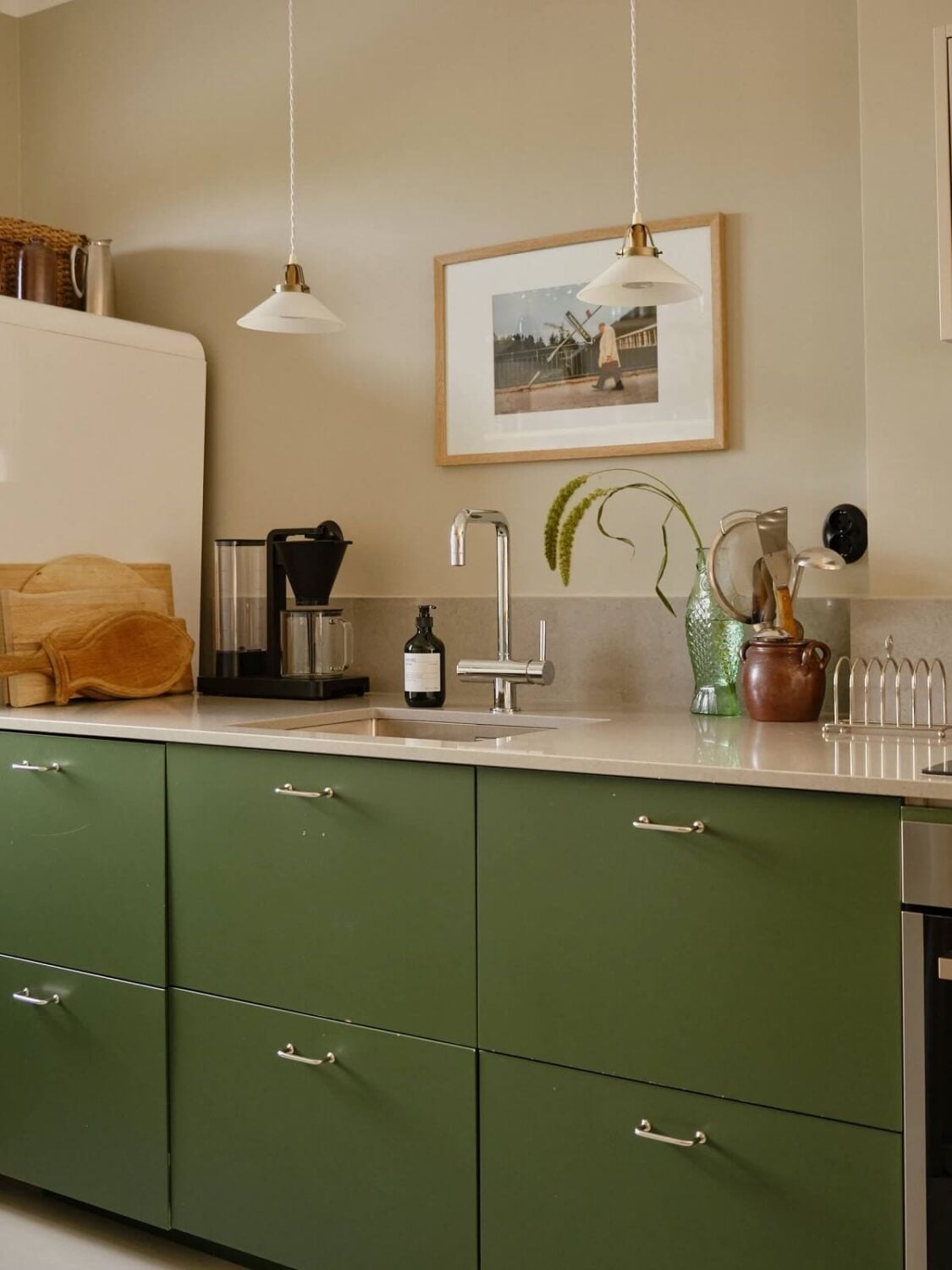 A Beautiful Calm and Natural Apartment with a Green Kitchen 9 green kitchen with white pendants