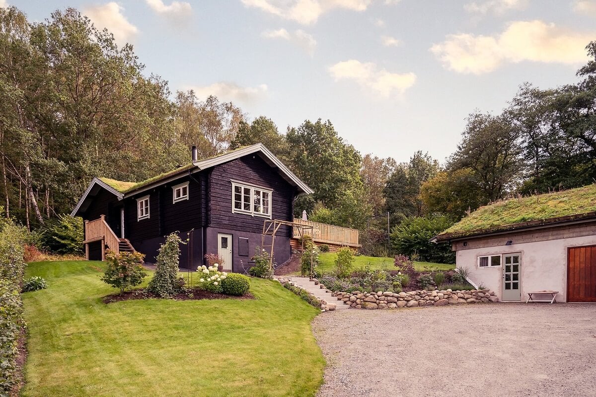 A Warm Scandinavian Log House with a Green Roof 27 green roof swedish log house