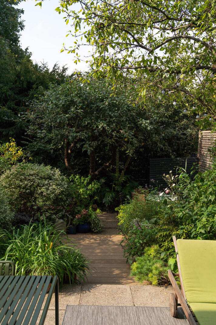 A Beautiful Mid-Century House in London 18 green split level garden