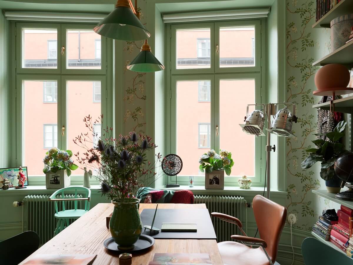 Pink and Green Rooms and Charming Wallpapers in a Family Apartment 22 green study bay window